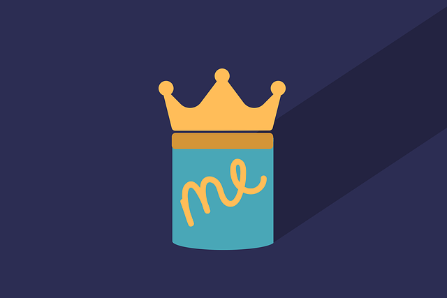 a crown with a sign that says me