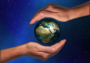 GLOBE WITH 2 HANDS PROTECTING
